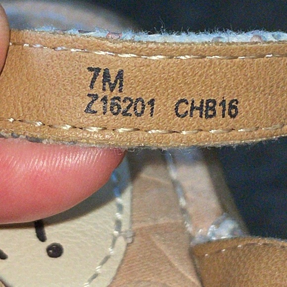 BOC Corey White gold loop toe flat sandals - Picture 4 of 9